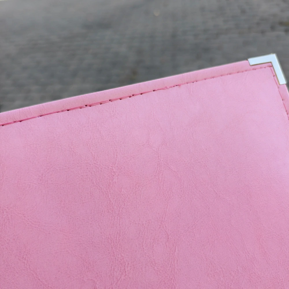 We R Memory Keepers - LEATHER BINDER / PINK - scrapbookové album, 2. jakost