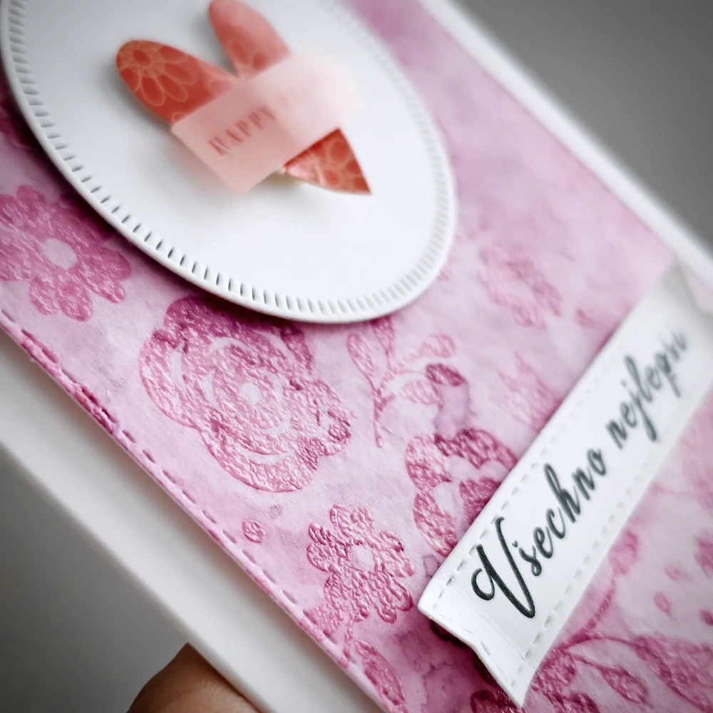 PŘÁNÍ K NAROZENINÁM - fialové embossované se srdíčkem